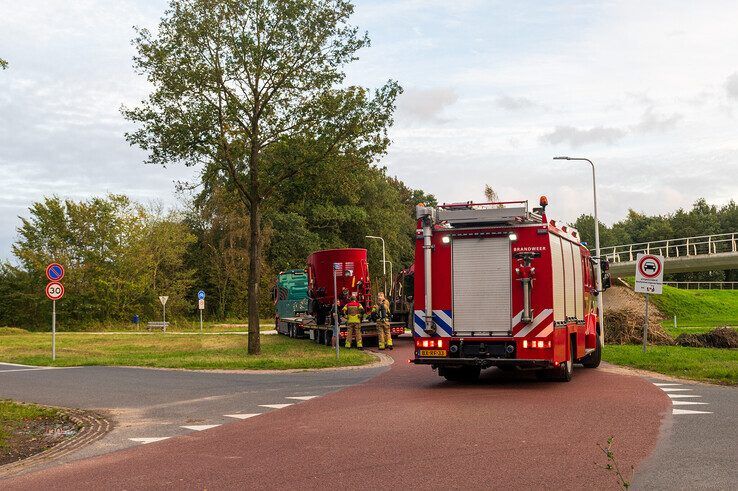 Vlammen slaan metershoog uit vrachtwagen op drukke kruising in Zwolle - Foto: Peter Denekamp