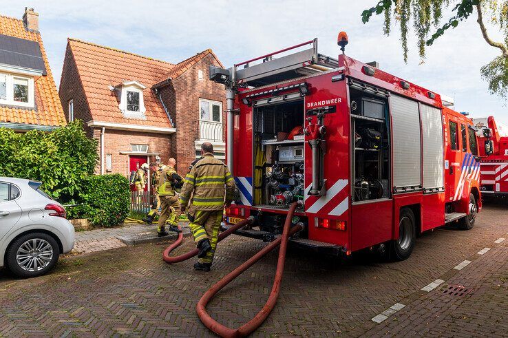 De brand woedde in de woonkamer van de woning aan de Korenbloemstraat. - Foto: Peter Denekamp
