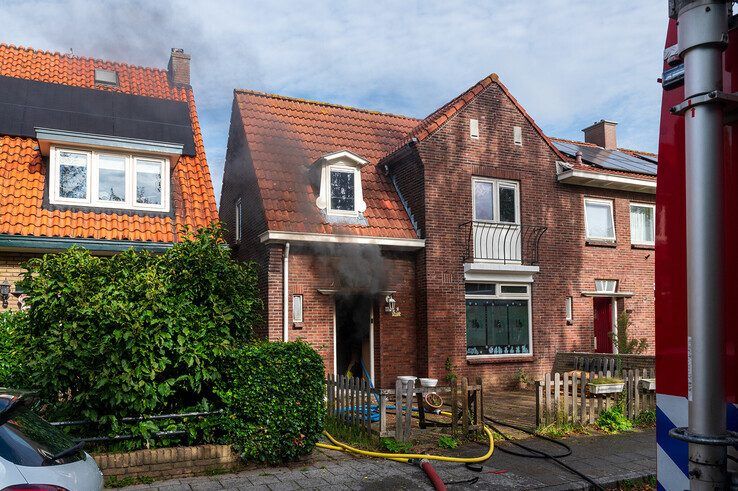 Flinke brand in woning in Pierik, bewoonster naar ziekenhuis - Foto: Peter Denekamp