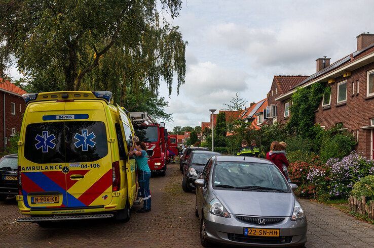 De bewoonster is per ambulance naar het ziekenhuis overgebracht. - Foto: Peter Denekamp