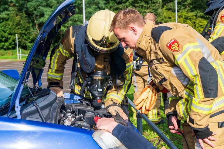 De auto bleek niet in brand te staan, een technisch mankement was de oorzaak. - Foto: Peter Denekamp