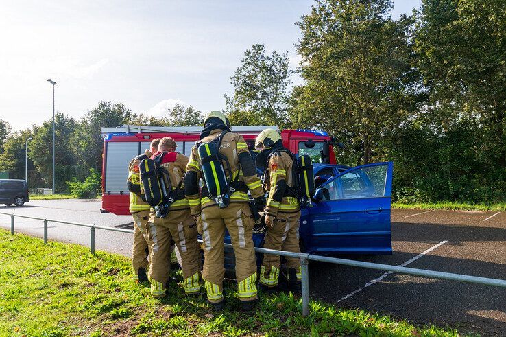 Autobrand loopt met sisser af bij Sportpark de Pelikaan - Foto: Peter Denekamp