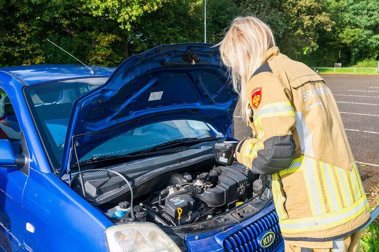 Autobrand loopt met sisser af bij Sportpark de Pelikaan - Foto: Peter Denekamp