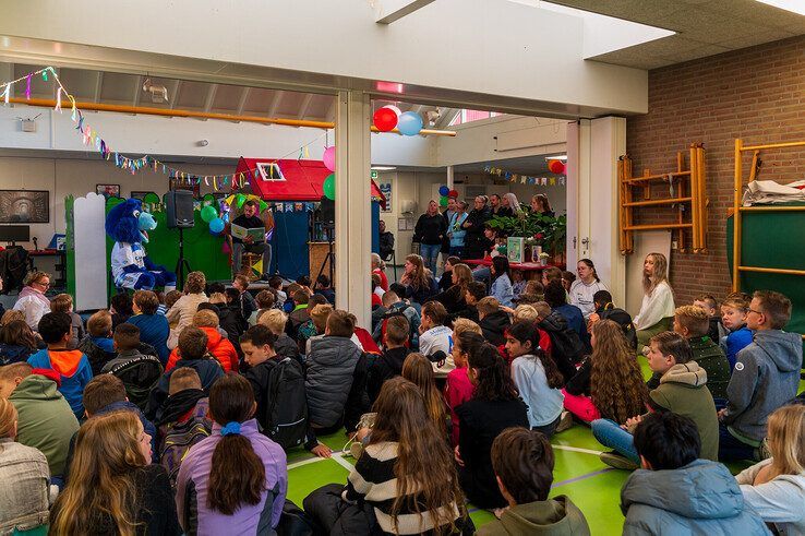 In beeld: Bram van Polen opent Kinderboekenweek op SBO de Sluis - Foto: Peter Denekamp