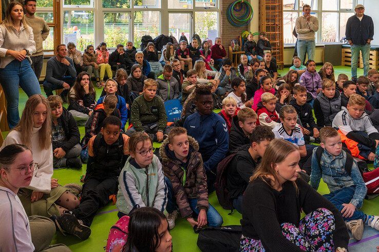 In beeld: Bram van Polen opent Kinderboekenweek op SBO de Sluis - Foto: Peter Denekamp