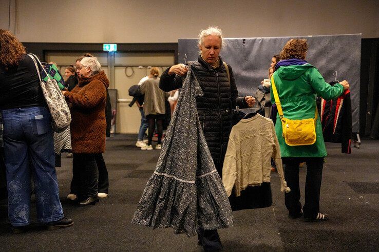 In beeld: Zo’n tweeënhalve ton kleding krijgt tweede leven in IJsselhallen Zwolle - Foto: Obbe Bakker