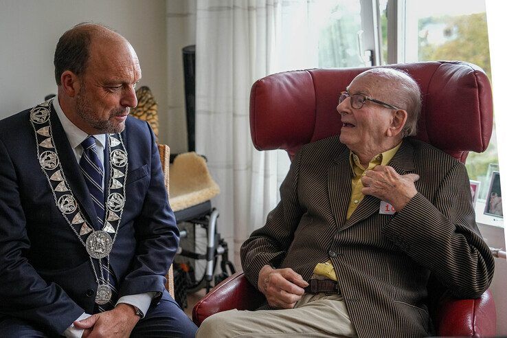 Burgemeester Peter Snijders bezocht Jan ten Koppel om hem te feliciteren met zijn 100e verjaardag. - Foto: Obbe Bakker