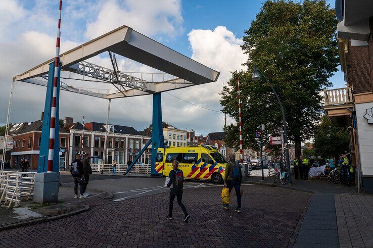 Een voetgangster werd aangereden door een fietsster nabij de Vispoortenbrug. - Foto: Peter Denekamp