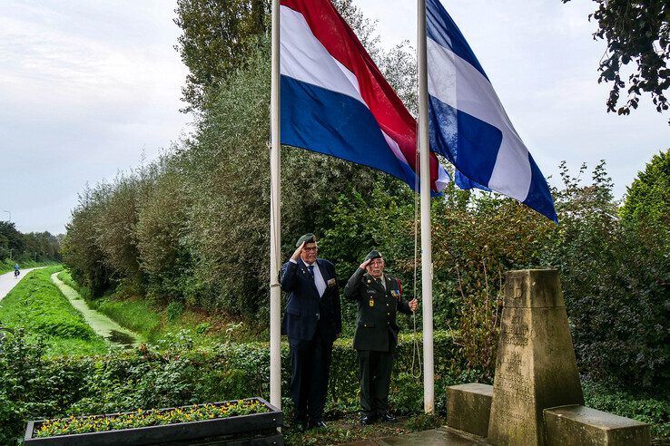 Door het ontbreken van basisschoolleerlingen was het de soberste herdenking ooit aan de Haersterveerweg. - Foto: Obbe Bakker