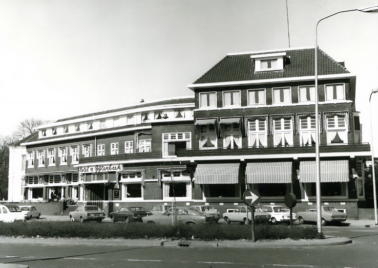 Hotel van Gijtenbeek tegenover het station in 1974. - Foto: J. P. Koning