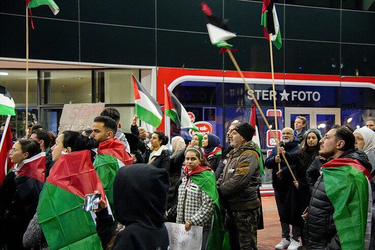 In beeld: Pro-Palestijnse demonstratie met omstreden leuzen verloopt rustig - Foto: Obbe Bakker