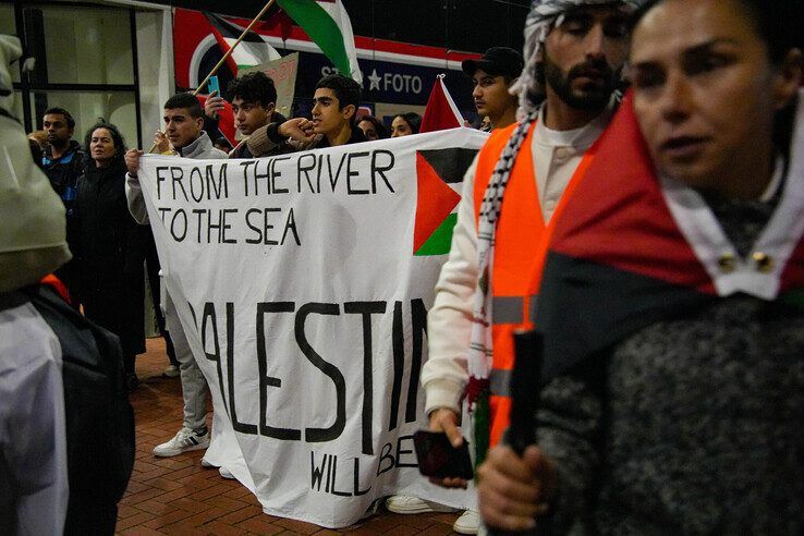 In beeld: Pro-Palestijnse demonstratie met omstreden leuzen verloopt rustig - Foto: Obbe Bakker