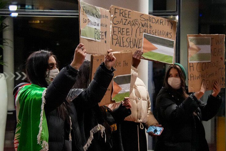 In beeld: Pro-Palestijnse demonstratie met omstreden leuzen verloopt rustig - Foto: Obbe Bakker