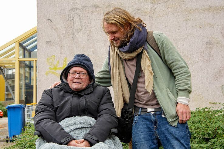 Henk Frauenfelder met kunstenaar Rudy Simon bij de flats. - Foto: Obbe Bakker
