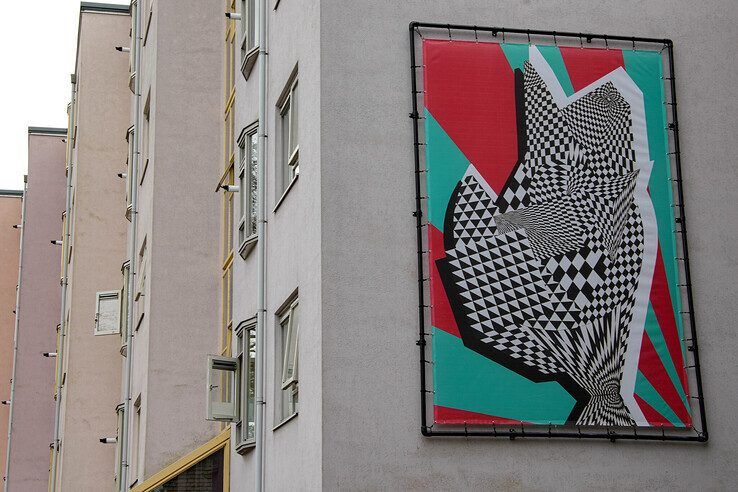 In beeld: Schilderijen van terminaal zieke Henk (63) levensgroot op flats in Dieze-Oost - Foto: Obbe Bakker