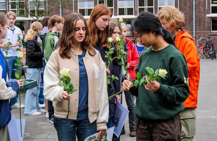 De leerlingen wandelden vanaf de huidige school aan de Westerlaan naar het oude schoolgebouw. - Foto: Obbe Bakker