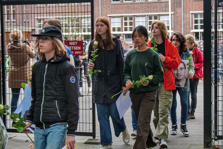 De leerlingen wandelden vanaf de huidige school aan de Westerlaan naar het oude schoolgebouw. - Foto: Obbe Bakker