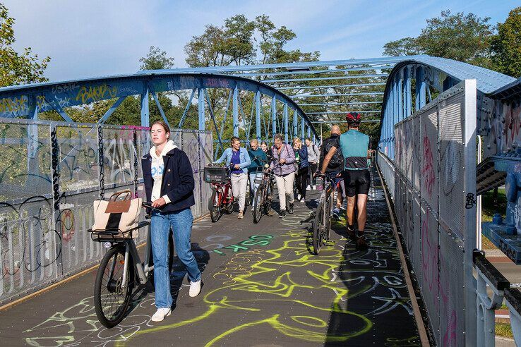 Fietsers tussen Assendorp en Zwolle-Zuid  moeten de komende dagen nog over de Hoge Spoorbrug lopen. - Foto: Obbe Bakker
