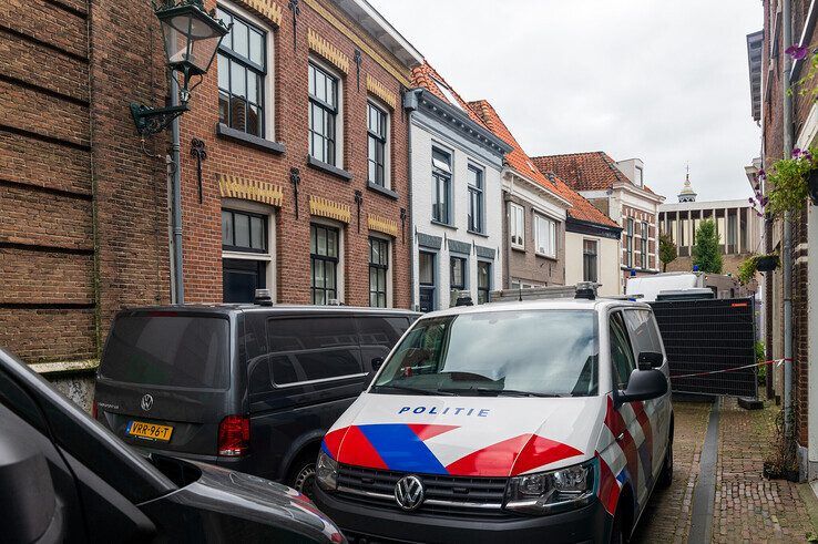 Bloemen voor onbekende overledene in Kampen, hardnekkige geruchten over roofmoord - Foto: Peter Denekamp