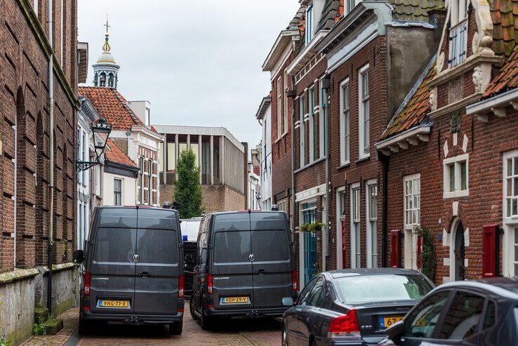 Bloemen voor onbekende overledene in Kampen, hardnekkige geruchten over roofmoord - Foto: Peter Denekamp