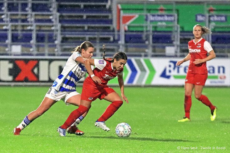PEC Zwolle Vrouwen won gisterenavond, in de stromende regen, met 1-0 van AZ. - Foto: Hans Smit