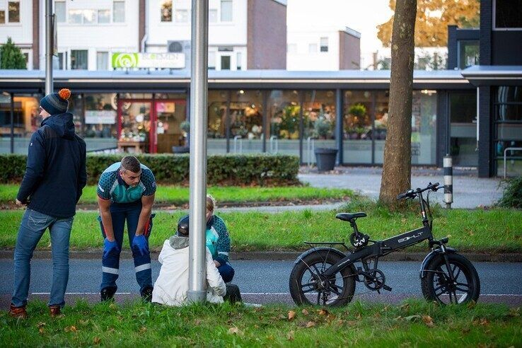 Een ambulanceverpleegkundige schiet de gevallen fatbiker te hulp. - Foto: Hugo Janssen