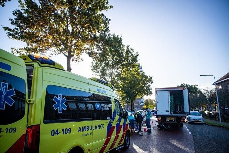 Scooterrijder belandt onder stilstaande vrachtwagen na botsing met auto - Foto: Hugo Janssen