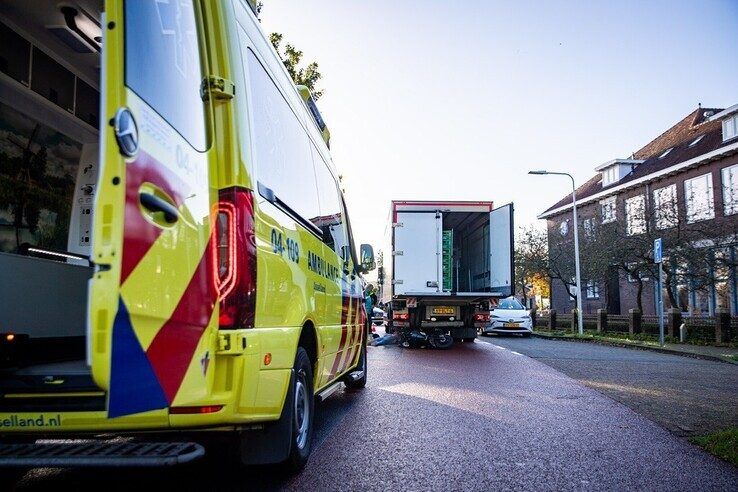 Scooterrijder belandt onder stilstaande vrachtwagen na botsing met auto - Foto: Hugo Janssen