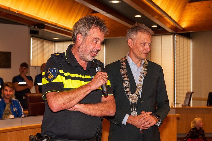 Van links af politiechef Gert Veurink en locoburgmeester Michiel van Willigen. - Foto: Peter Denekamp