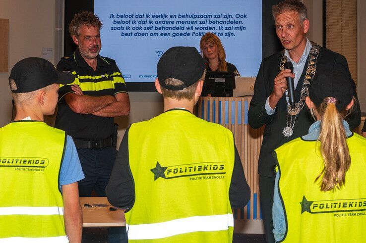 Nieuwe lichting politiekids beëdigd in Zwolle: ‘Je ziet kinderen in korte tijd meer zelfvertrouwen krijgen’ - Foto: Peter Denekamp