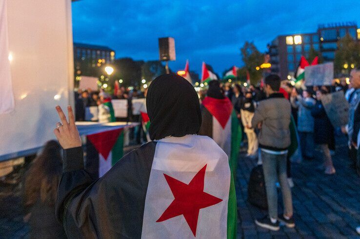 In beeld: Pro-Palestijnse demonstratie met omstreden leuzen verloopt rustig - Foto: Peter Denekamp