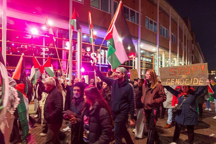 In beeld: Pro-Palestijnse demonstratie met omstreden leuzen verloopt rustig - Foto: Peter Denekamp