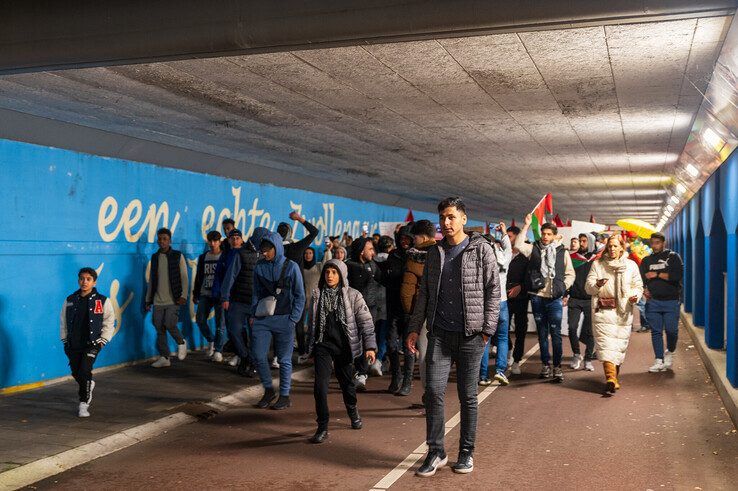 In beeld: Pro-Palestijnse demonstratie met omstreden leuzen verloopt rustig - Foto: Peter Denekamp