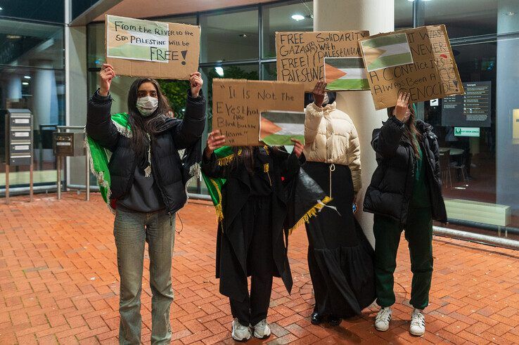 In beeld: Pro-Palestijnse demonstratie met omstreden leuzen verloopt rustig - Foto: Peter Denekamp