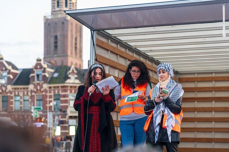 In beeld: Pro-Palestijnse demonstratie met omstreden leuzen verloopt rustig - Foto: Peter Denekamp