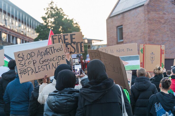 In beeld: Pro-Palestijnse demonstratie met omstreden leuzen verloopt rustig - Foto: Peter Denekamp