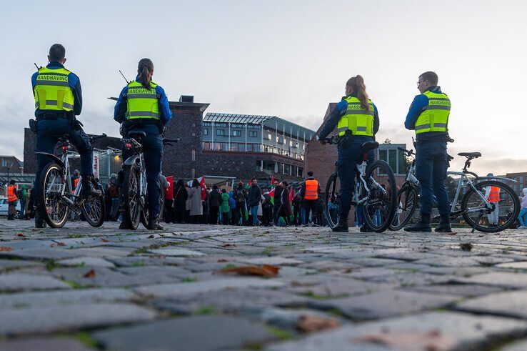 In beeld: Pro-Palestijnse demonstratie met omstreden leuzen verloopt rustig - Foto: Peter Denekamp