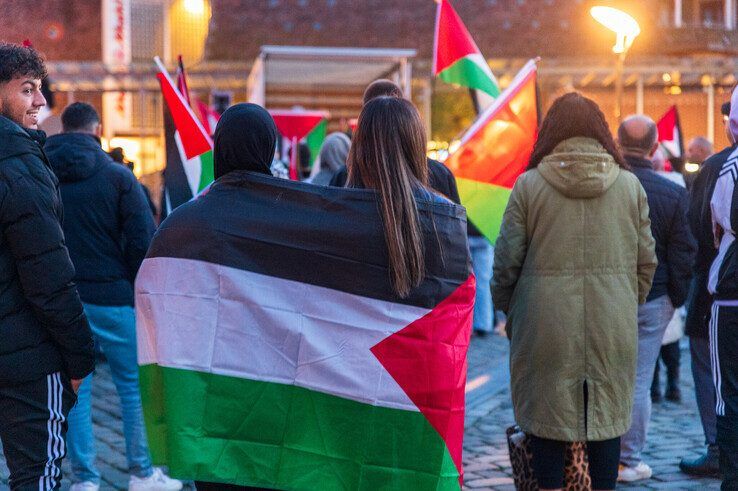 In beeld: Pro-Palestijnse demonstratie met omstreden leuzen verloopt rustig - Foto: Peter Denekamp