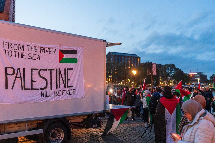 In beeld: Pro-Palestijnse demonstratie met omstreden leuzen verloopt rustig - Foto: Peter Denekamp