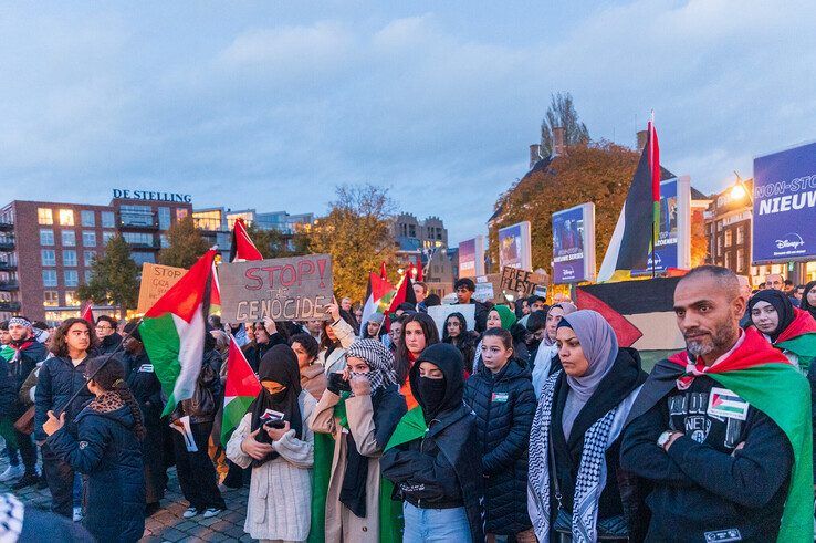 In beeld: Pro-Palestijnse demonstratie met omstreden leuzen verloopt rustig - Foto: Peter Denekamp