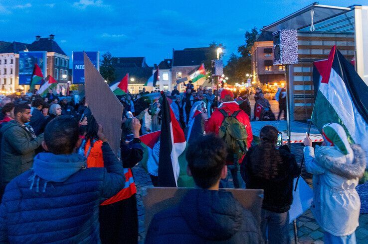 In beeld: Pro-Palestijnse demonstratie met omstreden leuzen verloopt rustig - Foto: Peter Denekamp