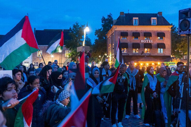 In beeld: Pro-Palestijnse demonstratie met omstreden leuzen verloopt rustig - Foto: Peter Denekamp