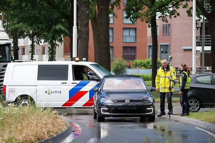 Reconstructie van het ongeval door de politie op de Margijnenenk in Deventer. - Foto: PNN
