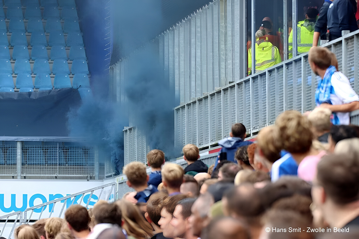Blauwe rookbommen gaan af bij het uitvak tijdens de IJsselderby. - Foto: Hans Smit
