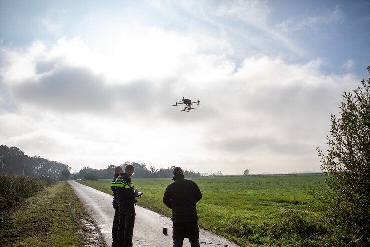 Bij de zoektocht naar de inbreker zette de politie een drone in. - Foto: Ruben Meinten