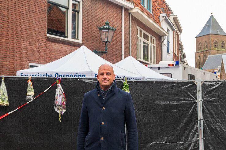 Theo Rietkerk bij de woning van de overleden Maas van den Heuvel. - Foto: Peter Denekamp