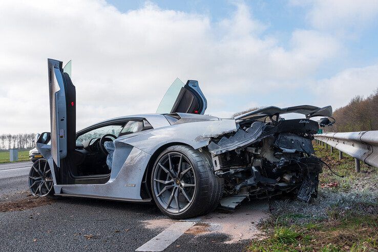 De zwaarbeschadigde Lamborghini Aventador. - Foto: Peter Denekamp