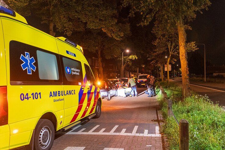 Op de Deventerstraatweg vonden voorbijgangers een bewusteloze fietser. - Foto: Peter Denekamp