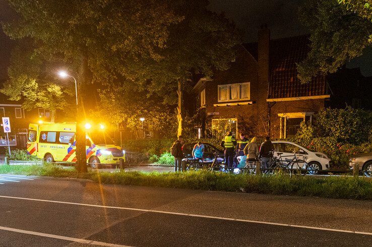 De fietser is per ambulance met spoed naar het ziekenhuis overgebracht. - Foto: Peter Denekamp