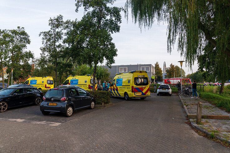 Er werden meerdere ambulances ingezet. - Foto: Peter Denekamp
